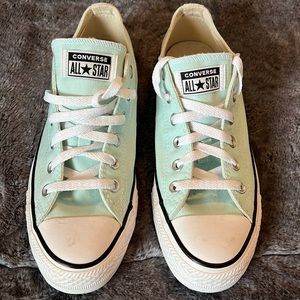 VGUC Converse All Star woman’s size 9.5 mens size 7.5